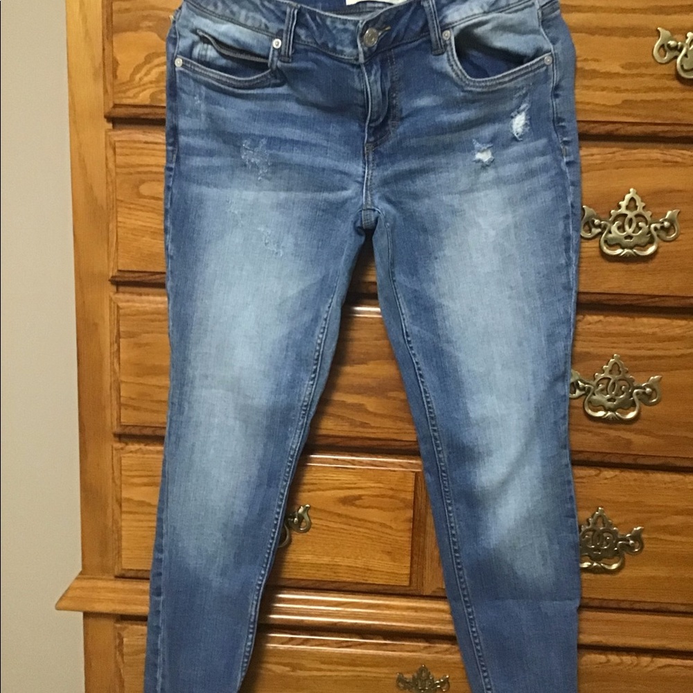 Women’s jeans by Maurice’s Sz 29 with holes.